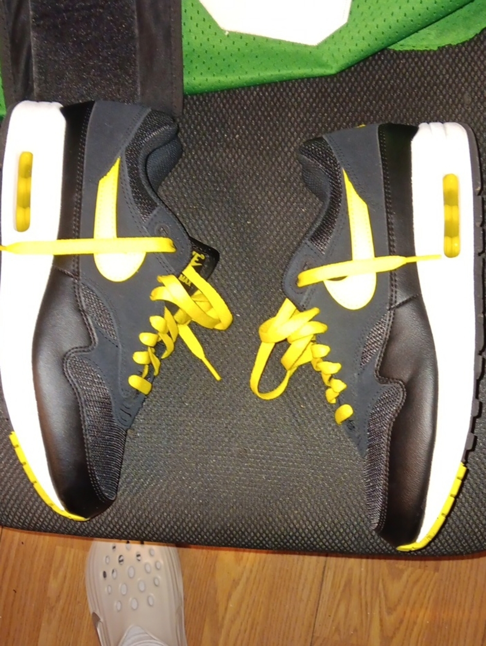BLACK & YELLOW AIR MAX 1 BATMAN - Picture 2 of 7